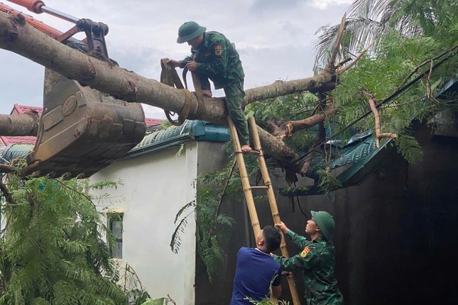 Bộ đội, dân quân, thanh niên hỗ trợ các hộ dân bị tốc mái nhà ở huyện Mường Lát
