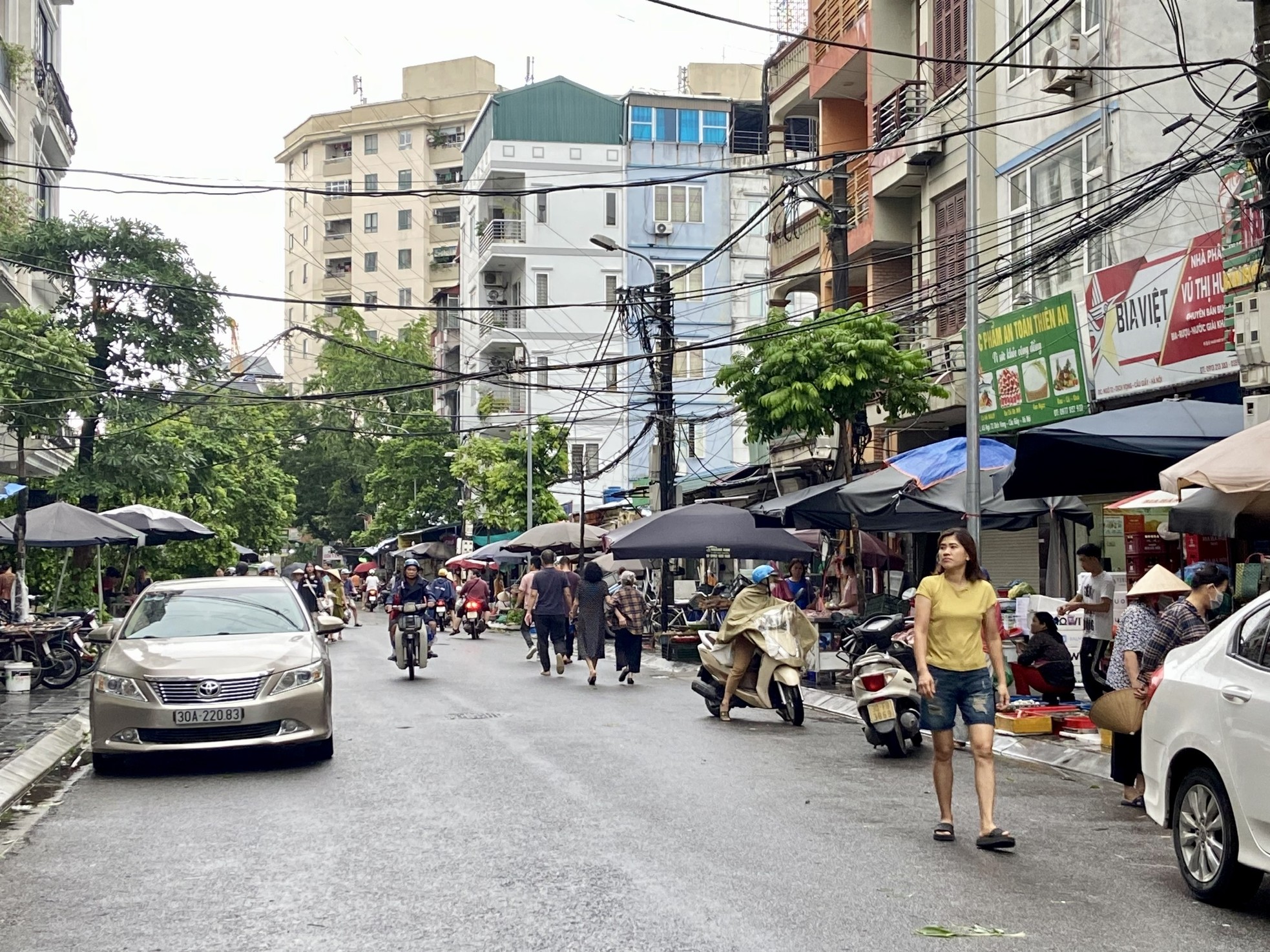 Chợ sớm sau bão: Vắng bóng tiểu thương, rau xanh tăng gấp rưỡi
