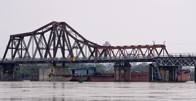 Dừng chạy tàu hỏa qua cầu Long Biên - Hà Nội
