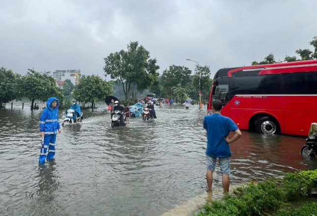 Hà Nội dùng xe công vụ chở người dân qua đường bị ngập
