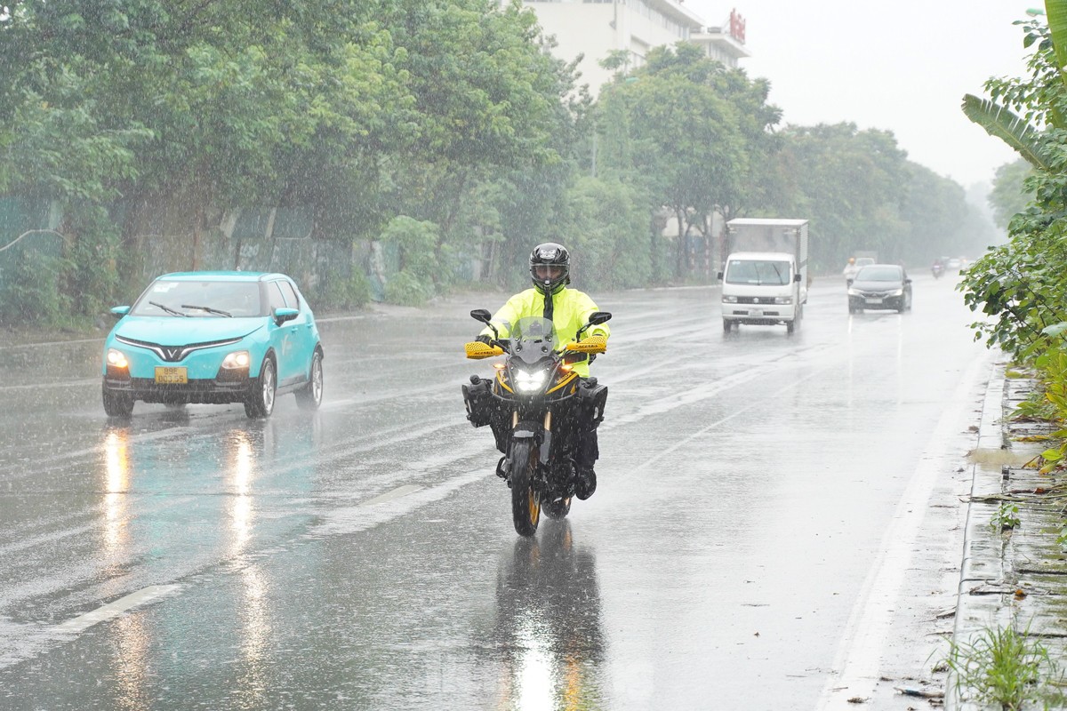 Hà Nội đường phố vắng vẻ, người dân tranh thủ đi chợ, siêu thị mua đồ ăn
