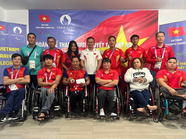 Lực sĩ Lê Văn Công được thưởng nóng sau khi giành vinh quang ở Paralympic Paris 2024
