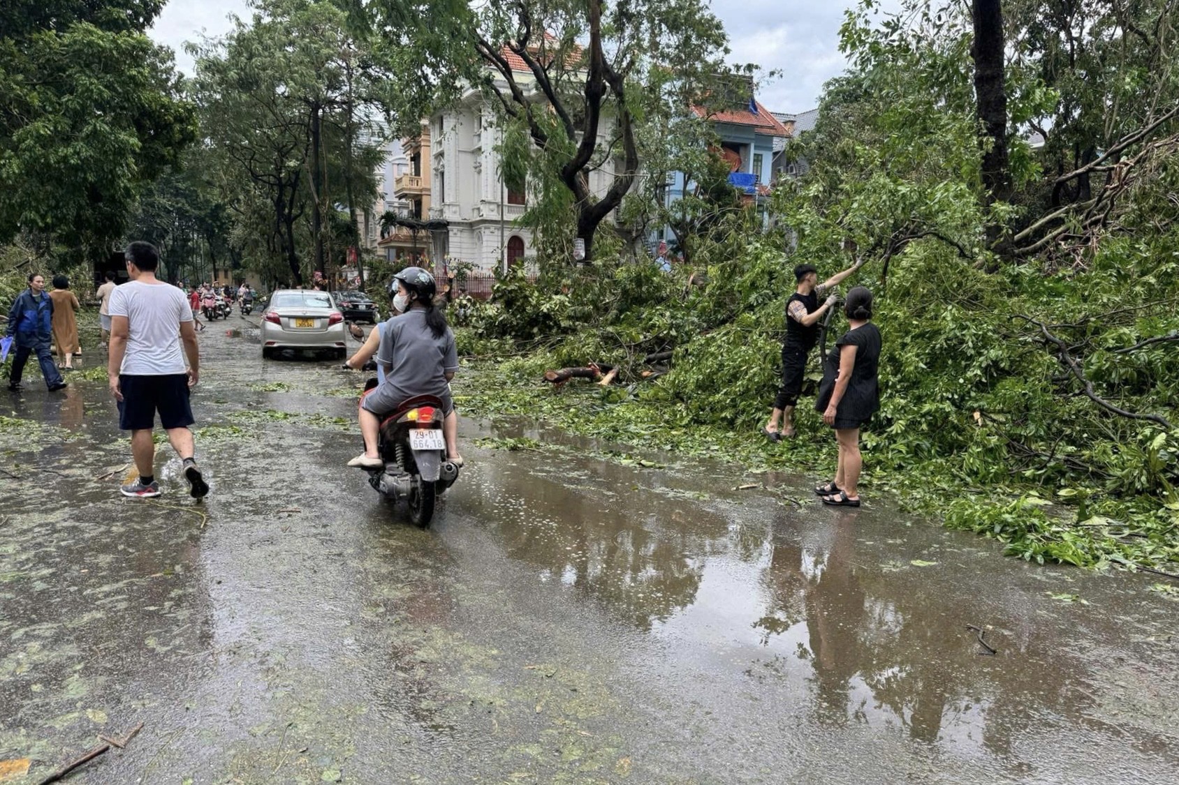 Nỗ lực khắc phục nhanh hậu quả cơn bão số 3 tại khu đô thị đông dân nhất Thủ đô
