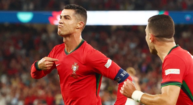 Ronaldo giúp Bồ Đào Nha ngược dòng, tạo cột mốc mới trong sự nghiệp
